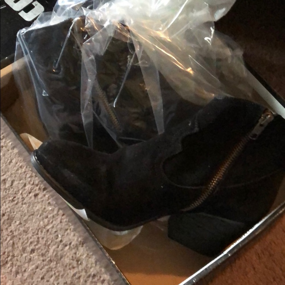 Beautiful black booties. Size 38. Brand new!